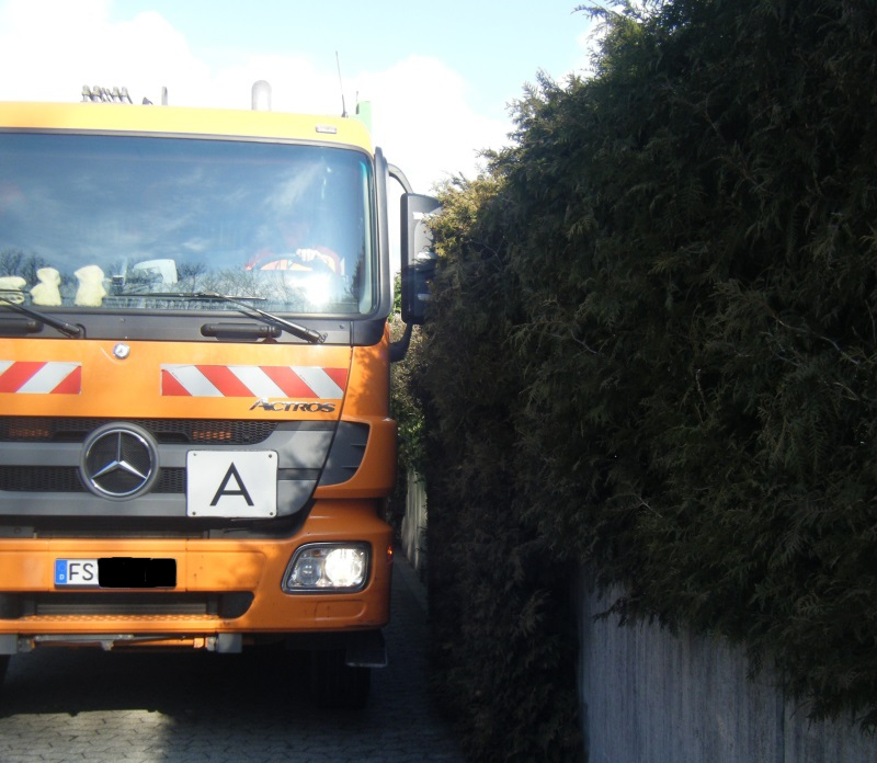 Foto Müllabfuhr durch enge Hecke